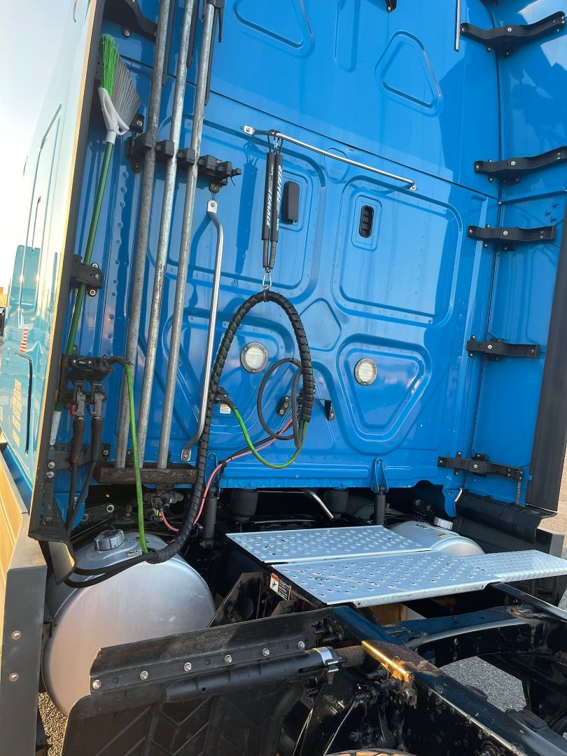 2018 FREIGHTLINER Cascadia 125 - Image 4